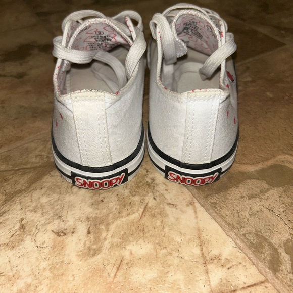 Peanuts Canvas Low Top Sneaker
Shoes Snoopy Hearts White/Red/Black
Size Kid's 2 - Picture 4 of 4